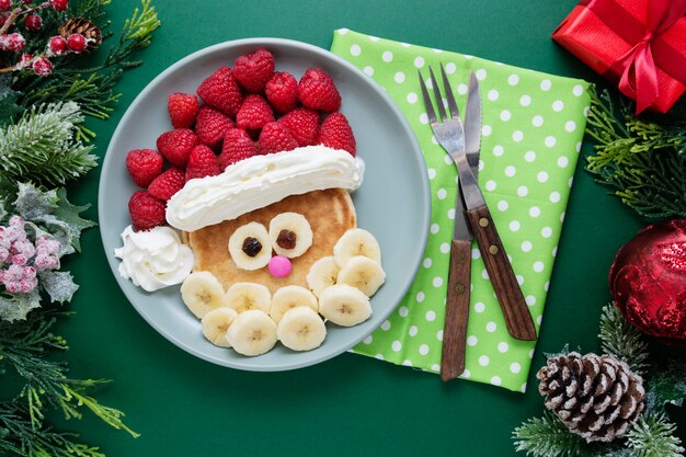 Cibo per bambini Pancake di Natale con frutta per bambini.
