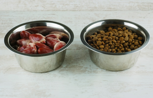 Cibo per cani a base di carne naturale o cibo secco