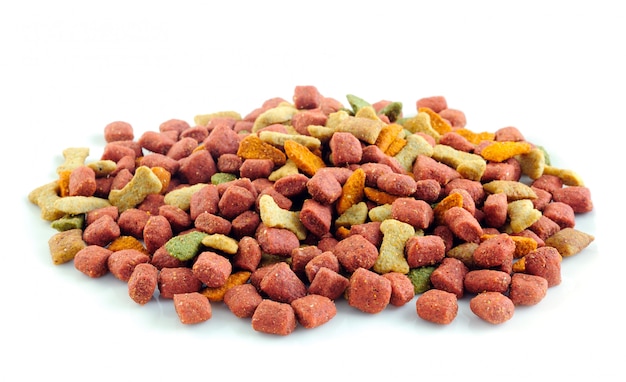 Cibo per cani secco isolato.