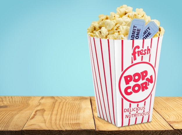 Cibo per popcorn in scatola e biglietti sullo sfondo