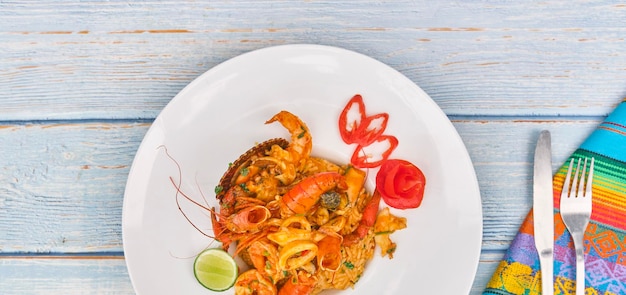 Cibo peruviano arroz con mariscos Una selezione di cibo di mare servito con riso vista dall'alto Focus selettivo