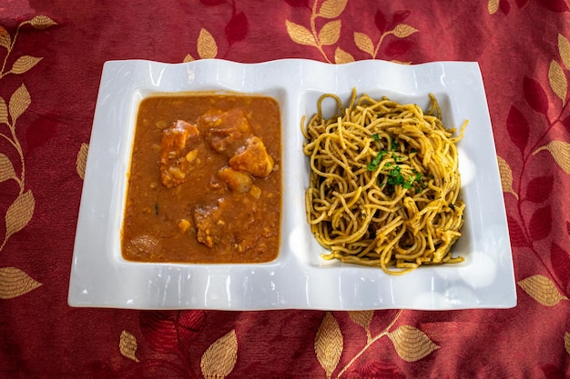 Cibo peruviano SOPA SECA CON CARAPULCRA, pasti tradizionali in doppi piatti bianchi.