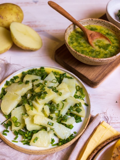 cibo pronto su un piatto di ceramica sul tavolo