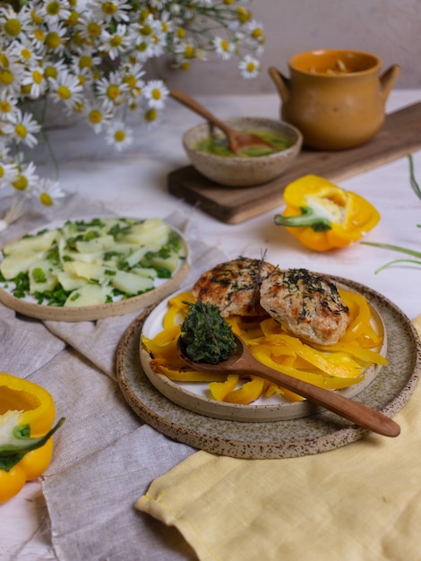 cibo pronto su un piatto di ceramica sul tavolo