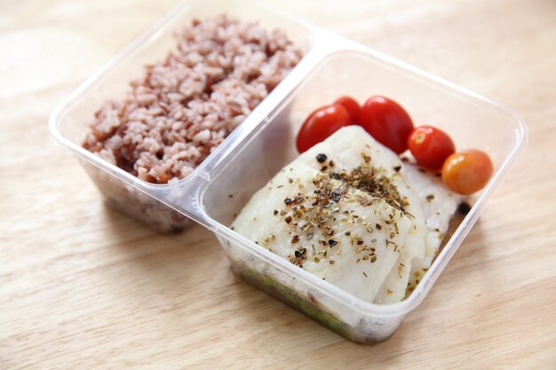 Cibo pulito Bistecca di pesce con riso in bento