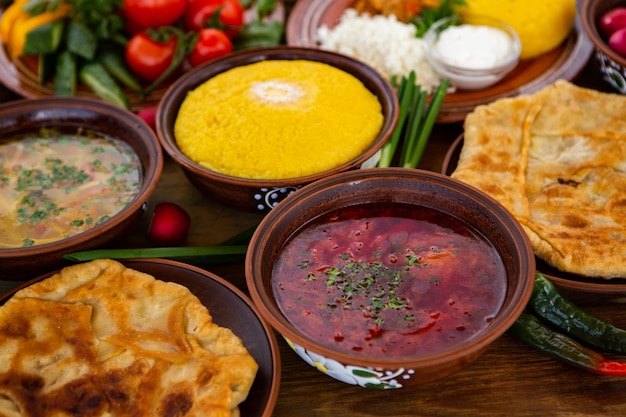 Cibo rumeno fatto in casa con torte polenta borscht verdure pesce carne stufato formaggio e vino