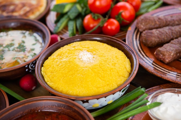 Cibo rumeno fatto in casa con torte polenta borscht verdure pesce carne stufato formaggio e vino