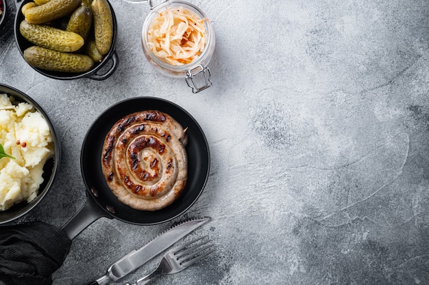 Cibo rustico con purè di patate e salsiccia arrosto e cavolo cappuccio