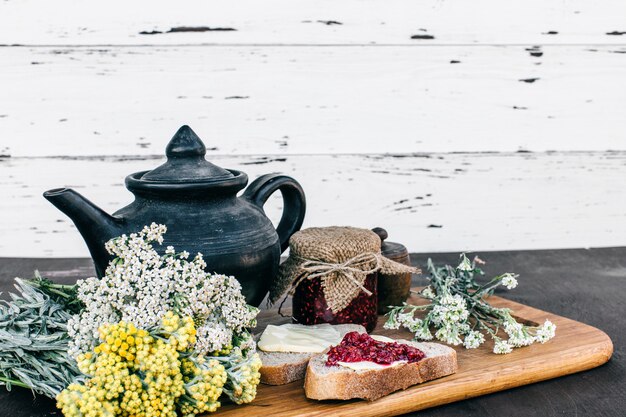 Cibo salutare. Deliziosa colazione con tisane e marmellata di lamponi