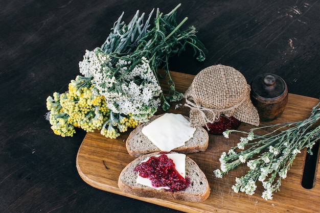 Cibo salutare. Deliziosa colazione con tisane e marmellata di lamponi