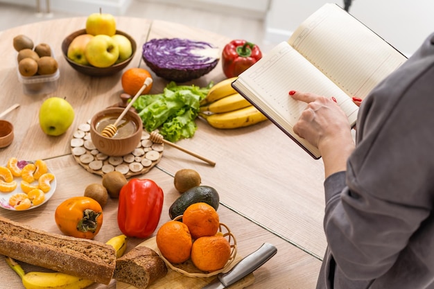 Cibo salutare. Donna che prepara frutta e verdura.