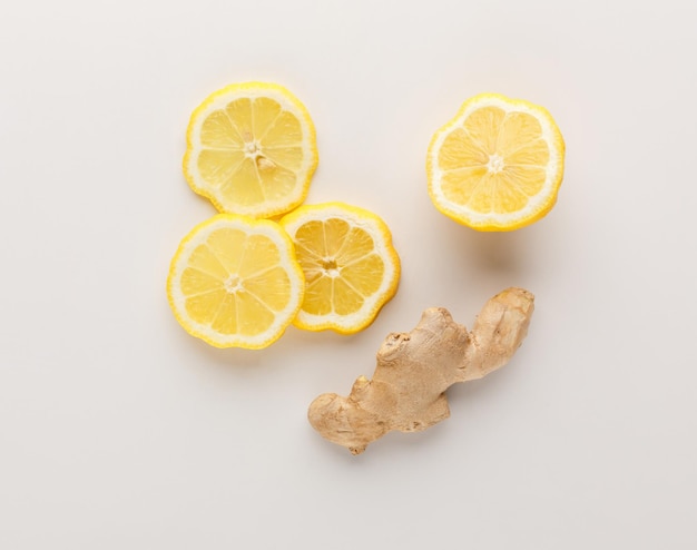 Cibo salutare. Ingredienti per limonata detox, limone e zenzero su sfondo bianco, vista dall'alto, spazio copia.