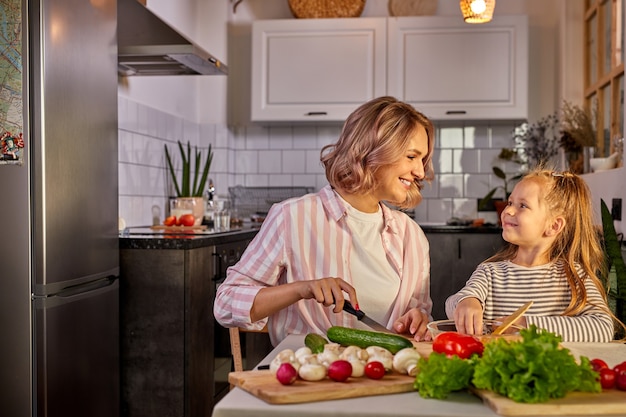 Cibo sano a casa. felice famiglia caucasica in cucina