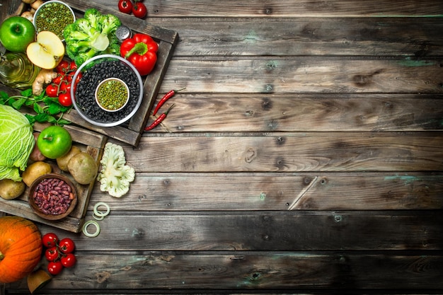 Cibo sano Assortimento sano di frutta e verdura con legumi