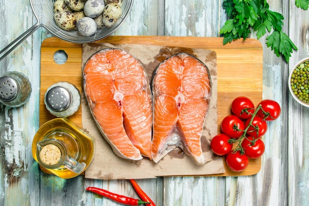 Cibo sano Bistecche di salmone con alimenti biologici