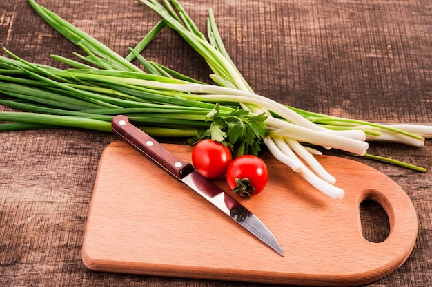 Cibo sano buoni spuntini frutta fresca rispetto alle insalate tagliate