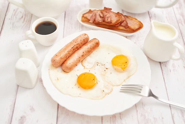 Cibo sano. Colazione continentale in camera d'albergo o letto. Uova fritte con salsicce. Tazza di caffè. Modello di menu. Cucina. Cucinando. Romantica colazione francese o rurale a San Valentino.