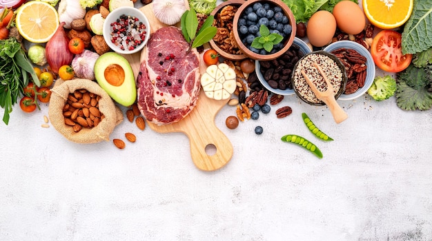 Cibo sano con un tagliere di legno su sfondo di marmo bianco