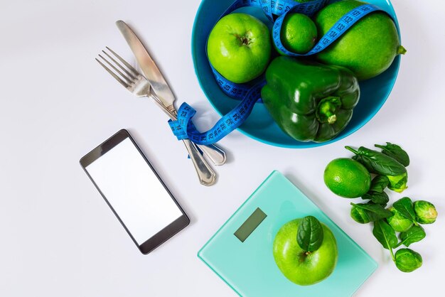 Cibo sano concetto cibo verde su sfondo bianco telefono cellulare con schermo bianco