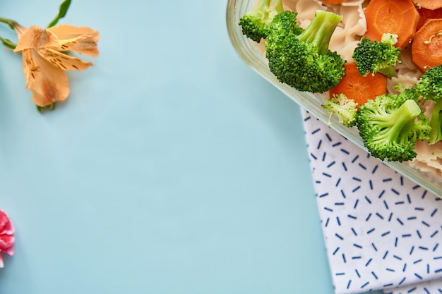 Cibo sano cucina mediterranea pasta con verdure carote e broccoli Vista dall'alto spazio per la copia Foto di alta qualità