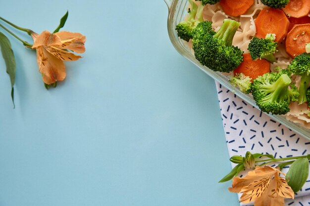 Cibo sano cucina mediterranea pasta con verdure carote e broccoli Vista dall'alto spazio per la copia Foto di alta qualità