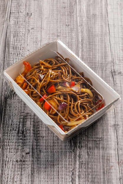 Cibo sano da asporto Soba noodle con verdure in contenitore da asporto