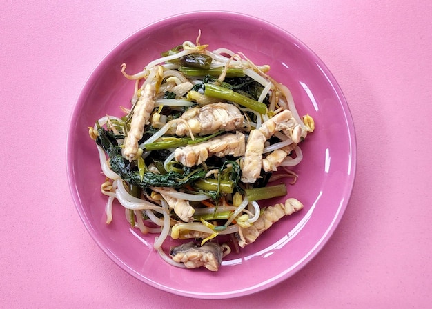 Cibo sano da una miscela di cavolo, germogli di soia e tempeh. Cucinato con cipolle, aglio e peperoncino