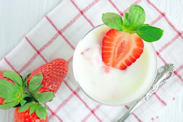Cibo sano di yogurt. Yogurt alla fragola con frutti di bosco. Vista dall'alto, prodotto ad alta risoluzione