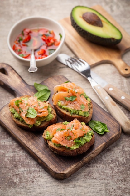 Cibo sano Dieta Keto avocado e pesce rosso salmone toast sandwich Spuntino sano La dieta cheto