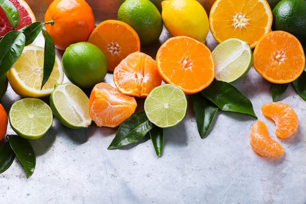 Cibo sano dieta nutrizione concetto di natura agrumi vitamina sfondo arancione pompelmo mandarino lime limone con foglie su una tavola di spazio copia grunge