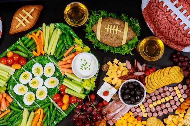 Cibo sano e bevande per la festa di calcio.