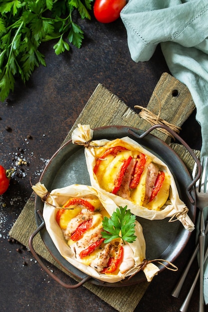 Cibo sano e dietetico Tacchino al forno con pomodori e formaggio Vista dall'alto Copia spazio