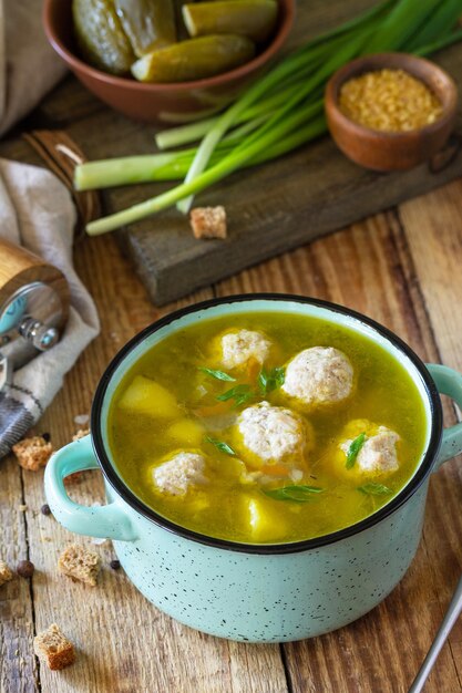 Cibo sano e dietetico Zuppa con polpette e bulgur