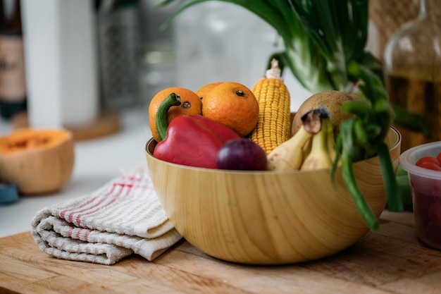 Cibo sano e sano con frutta, verdura e verdure