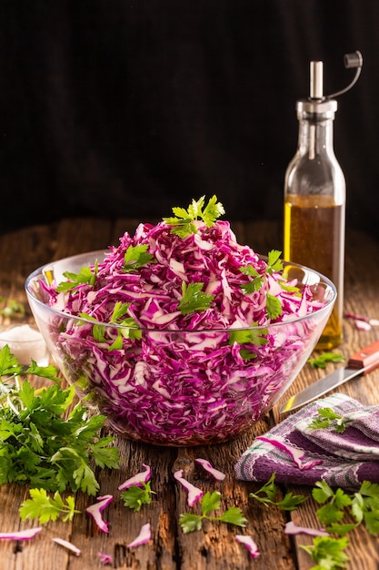 Cibo sano insalata di cavolo rosso