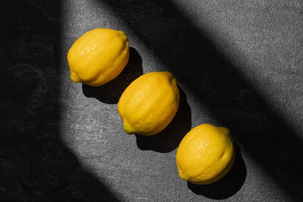 cibo sano limone su sfondo scuro vista dall'alto