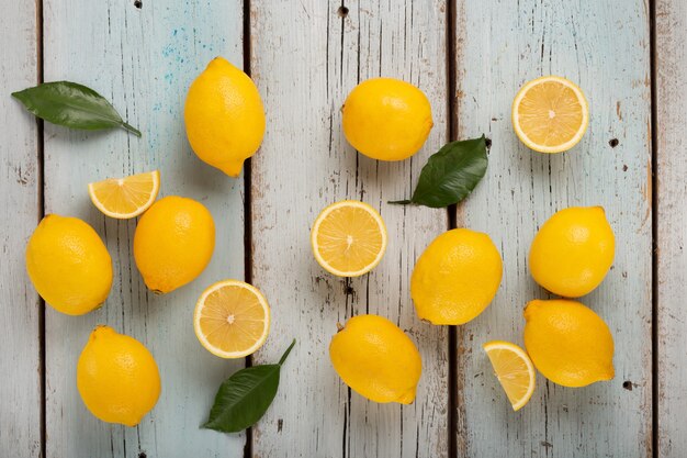 Cibo sano Limoni fonte di vitamina C, molti limoni su un legno blu