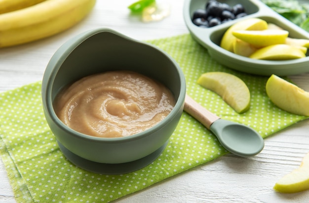 Cibo sano per bambini in ciotola