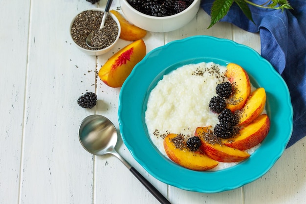 Cibo sano per il concetto di cibo dietetico per la colazione Porridge di riso con pesca di chia Copia spazio