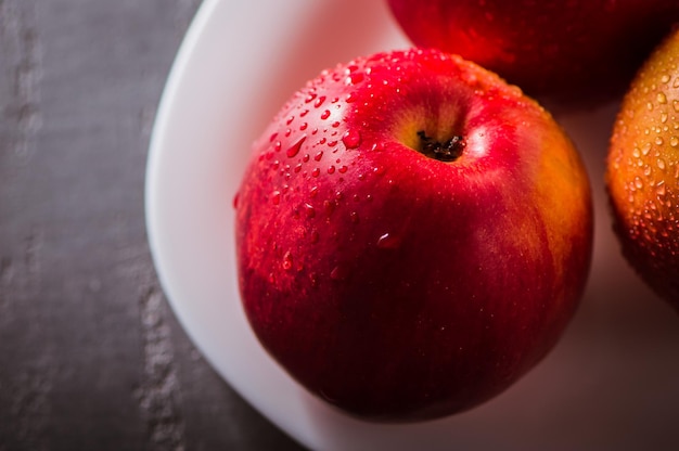 Cibo sano per vegetarianiMele fresche in un piatto