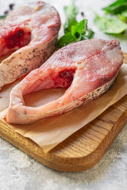 cibo sano pesce bianco bistecca cruda carpa argentata pronta da cucinare spuntino vegetariano