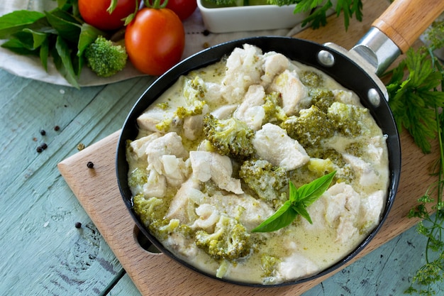 Cibo sano Spezzatino di pollo con broccoli e panna acida sul tavolo di legno Menu dietetico