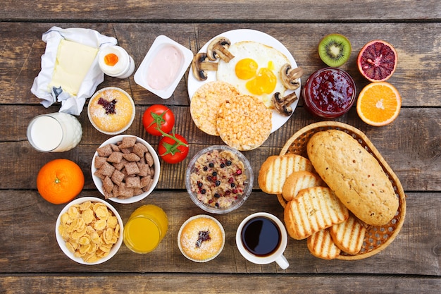 Cibo sano su fondo in legno vecchio