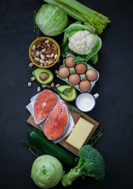 Cibo sano su sfondo scuro