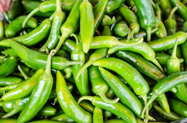 Cibo sano verde peperoncino piccante.