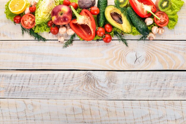 Cibo sano Verdure e frutta Su uno sfondo di legno bianco Vista dall'alto Spazio di copia