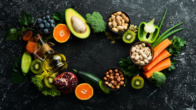 Cibo sano Verdure e frutta Su uno sfondo di legno nero Vista dall'alto Spazio di copia