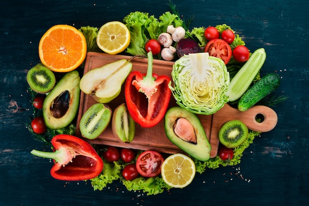 Cibo sano Verdure e frutta Su uno sfondo di legno nero Vista dall'alto Spazio di copia