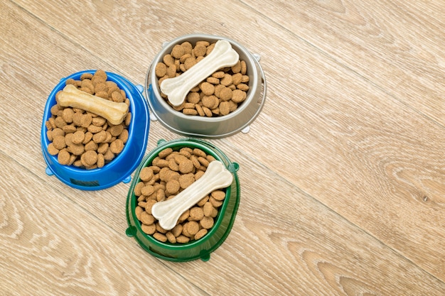 Cibo secco per cani o gatti.