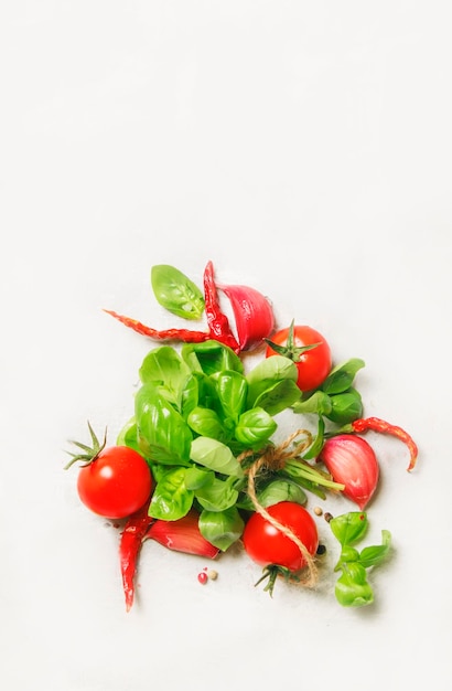 Cibo sfondo di cottura basilico verde e pomodorini rossi con vista dall'alto di spezie